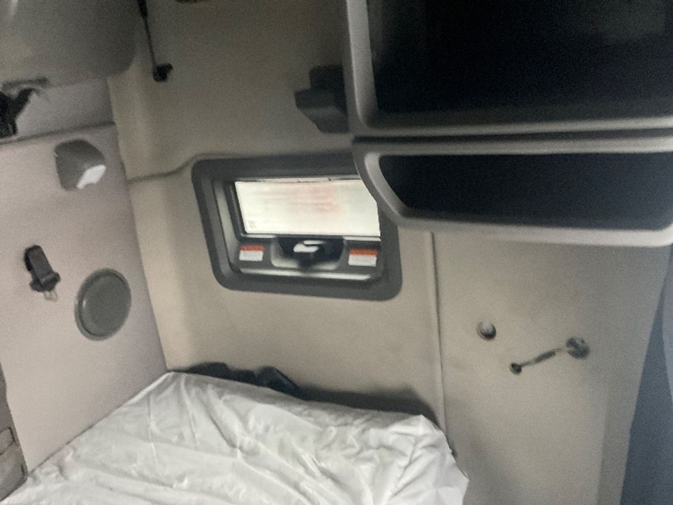 Sleeper Tractor-Heavy Duty Tractors-Volvo-2023-VNL64760-Oklahoma City-OK-561,430\n\t\tmiles-$ 98,500 - Image 17