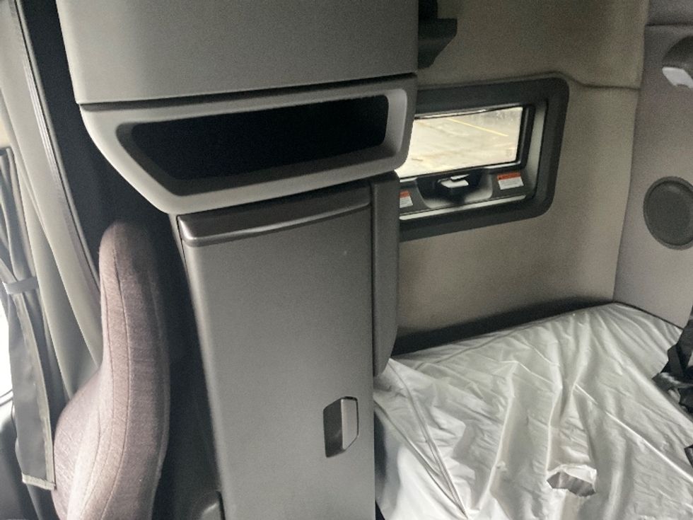 Sleeper Tractor-Heavy Duty Tractors-Volvo-2023-VNL64760-Oklahoma City-OK-561,430\n\t\tmiles-$ 98,500 - Image 18