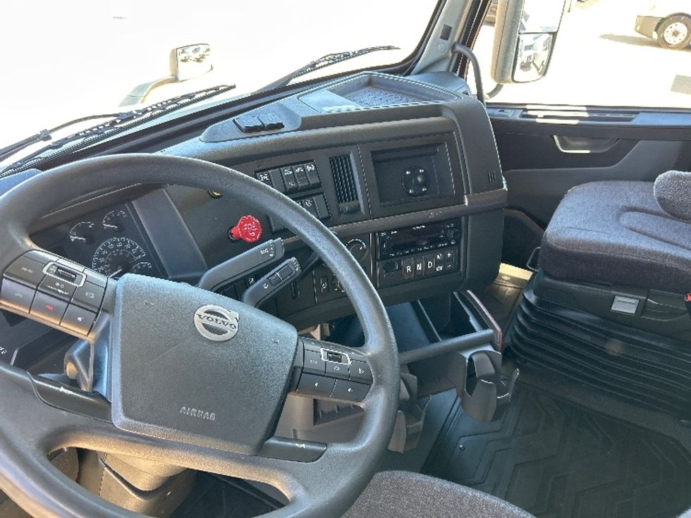 Sleeper Tractor-Heavy Duty Tractors-Volvo-2023-VNL64760-Olive Branch-MS-396,768\n\t\tmiles-$ 103,500 - Image 10