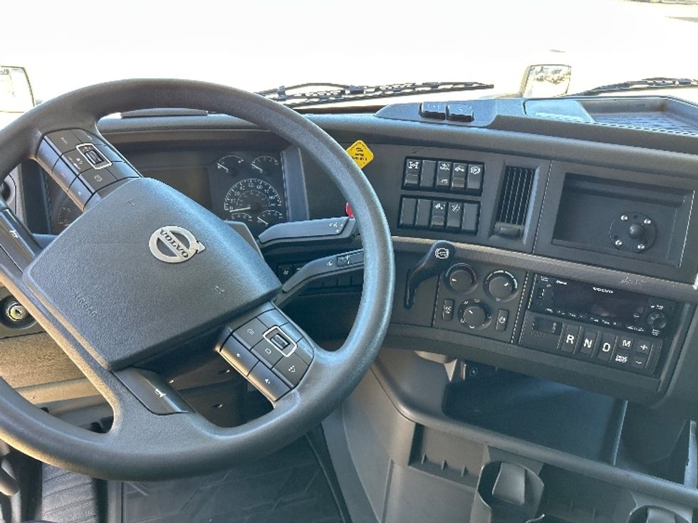 Sleeper Tractor-Heavy Duty Tractors-Volvo-2023-VNL64760-Olive Branch-MS-396,768\n\t\tmiles-$ 103,500 - Image 11
