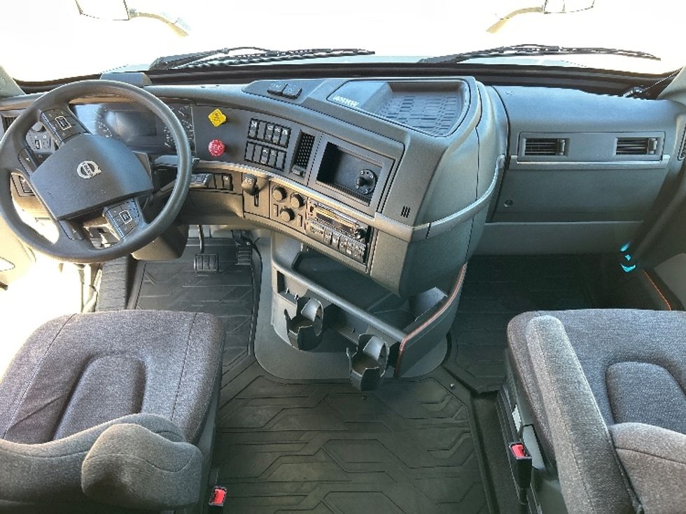 Sleeper Tractor-Heavy Duty Tractors-Volvo-2023-VNL64760-Olive Branch-MS-396,768\n\t\tmiles-$ 103,500 - Image 12