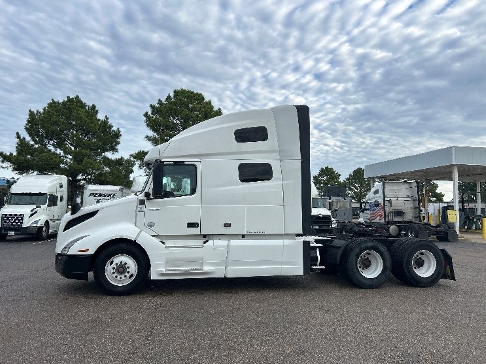 Sleeper Tractor-Heavy Duty Tractors-Volvo-2023-VNL64760-Olive Branch-MS-396,768\n\t\tmiles-$ 103,500 - Image 4