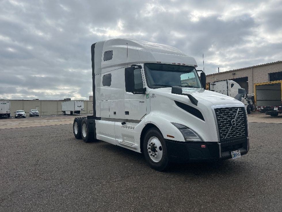 Sleeper Tractor-Heavy Duty Tractors-Volvo-2023-VNL64760-Olive Branch-MS-416,533\n\t\tmiles-$ 101,250 - Image 1