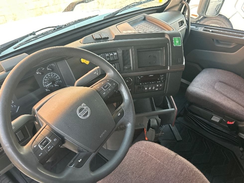 Sleeper Tractor-Heavy Duty Tractors-Volvo-2023-VNL64760-Olive Branch-MS-416,533\n\t\tmiles-$ 101,250 - Image 10