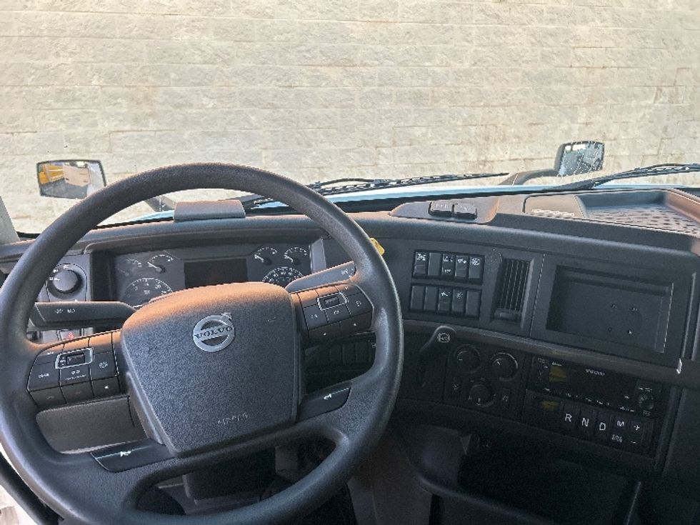 Sleeper Tractor-Heavy Duty Tractors-Volvo-2023-VNL64760-Olive Branch-MS-416,533\n\t\tmiles-$ 101,250 - Image 11
