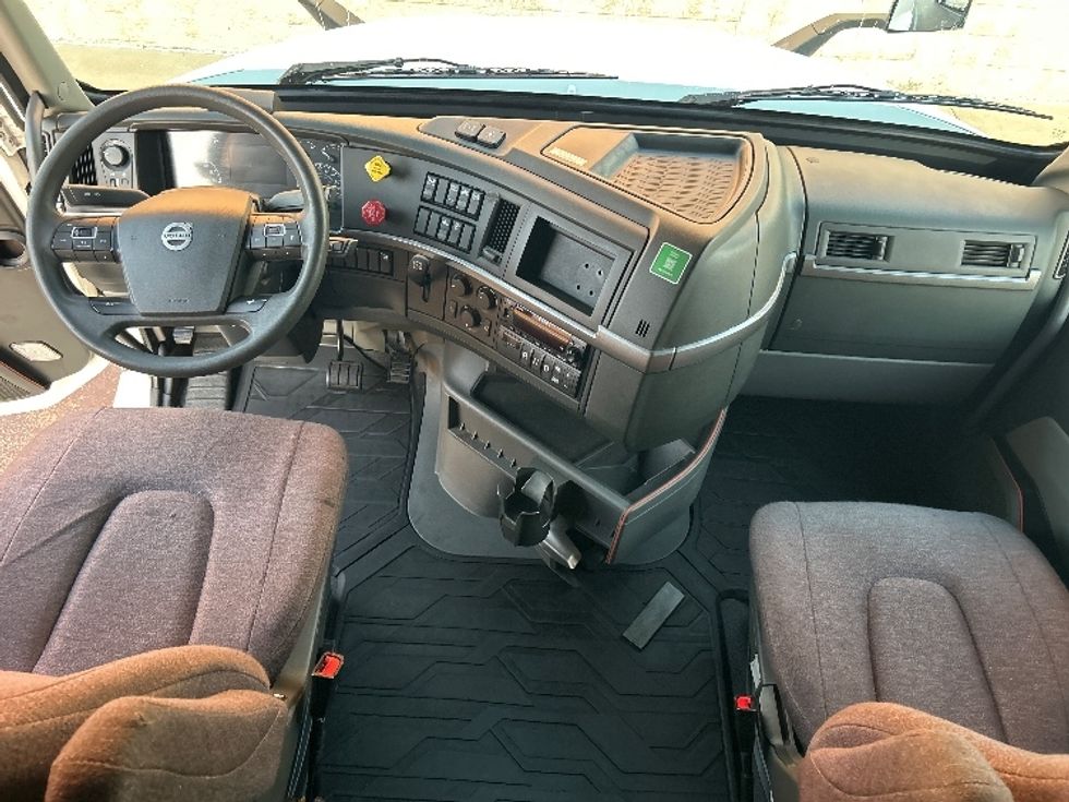 Sleeper Tractor-Heavy Duty Tractors-Volvo-2023-VNL64760-Olive Branch-MS-416,533\n\t\tmiles-$ 101,250 - Image 12