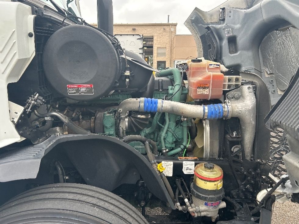 Sleeper Tractor-Heavy Duty Tractors-Volvo-2023-VNL64760-Olive Branch-MS-416,533\n\t\tmiles-$ 101,250 - Image 20