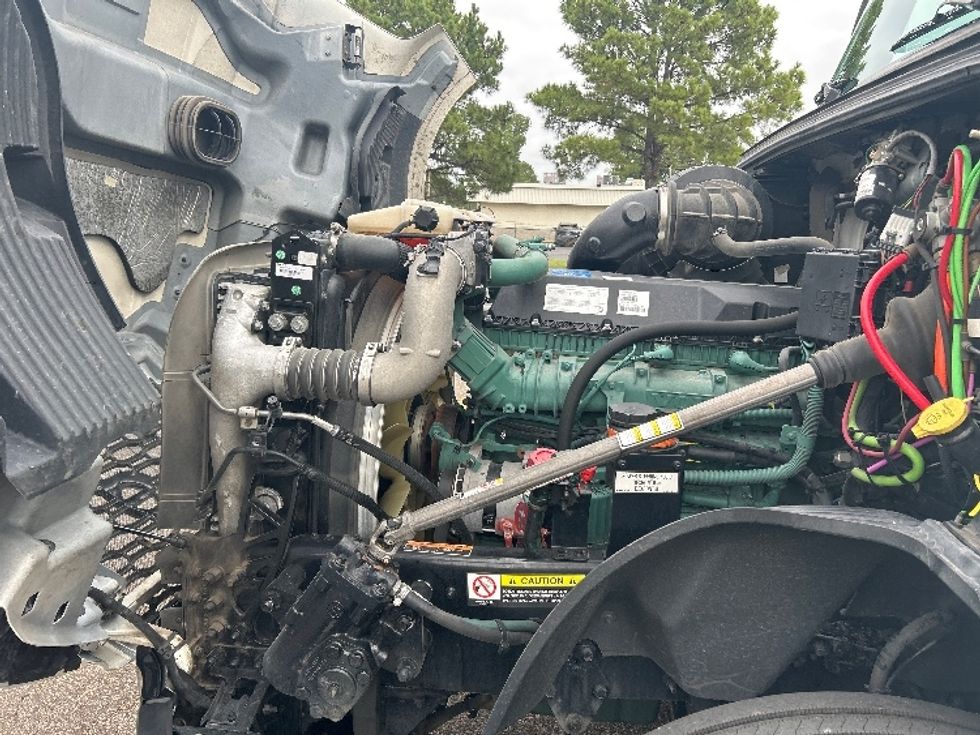 Sleeper Tractor-Heavy Duty Tractors-Volvo-2023-VNL64760-Olive Branch-MS-416,533\n\t\tmiles-$ 101,250 - Image 21
