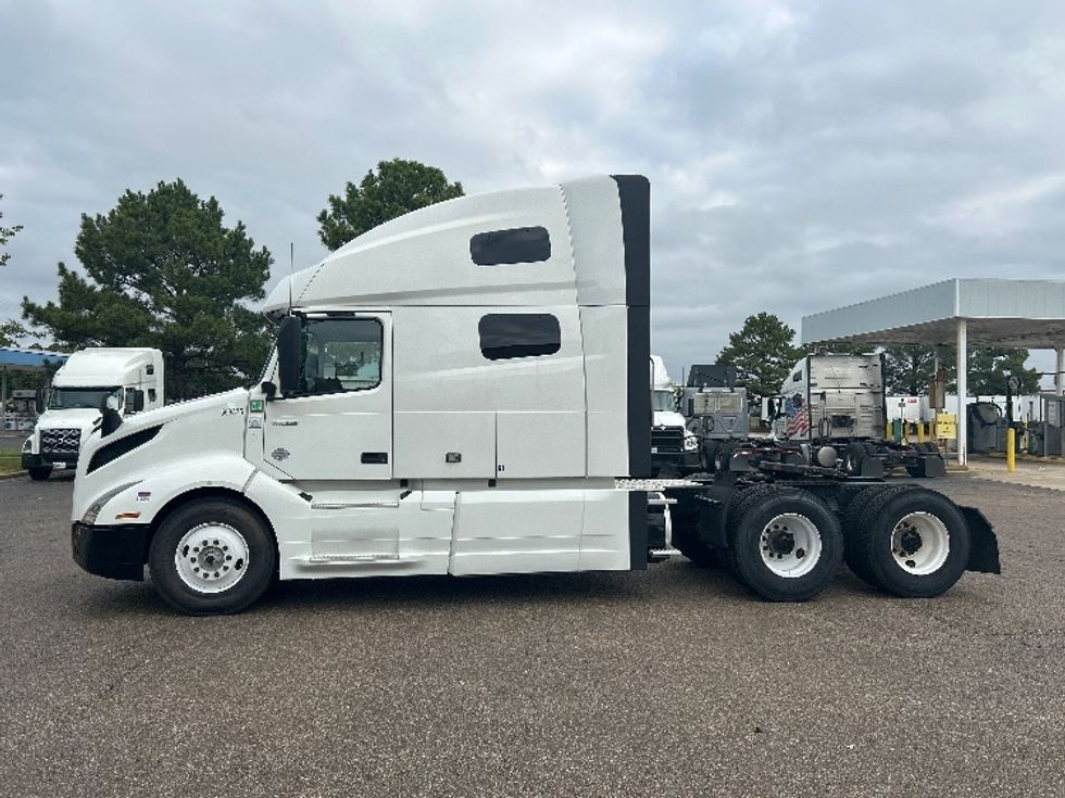 Sleeper Tractor-Heavy Duty Tractors-Volvo-2023-VNL64760-Olive Branch-MS-416,533\n\t\tmiles-$ 101,250 - Image 4