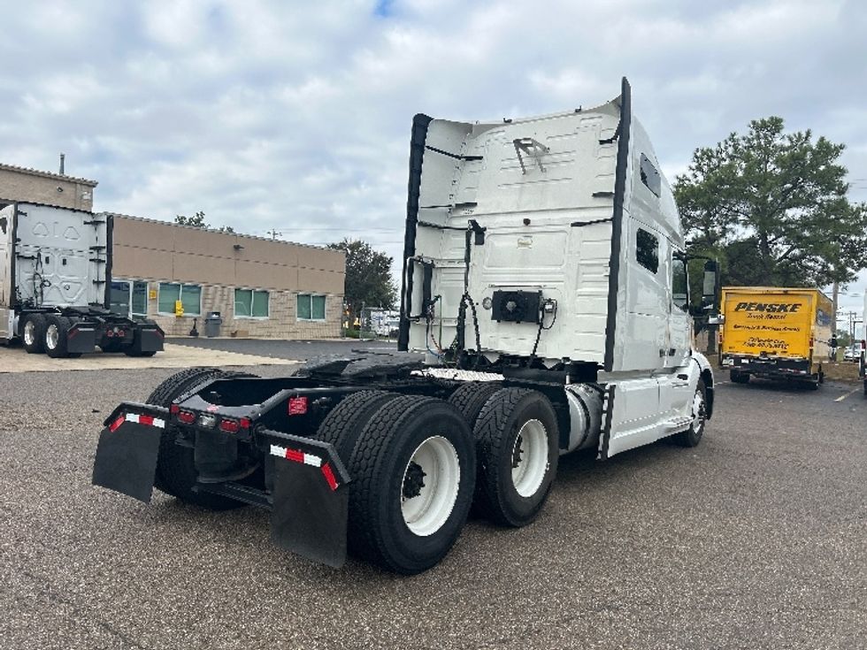 Sleeper Tractor-Heavy Duty Tractors-Volvo-2023-VNL64760-Olive Branch-MS-416,533\n\t\tmiles-$ 101,250 - Image 7