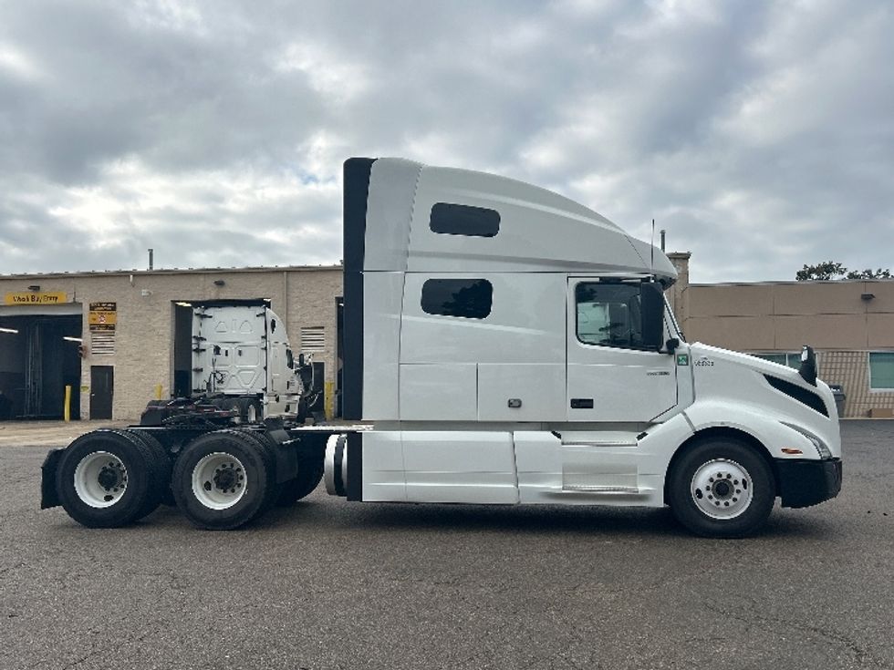 Sleeper Tractor-Heavy Duty Tractors-Volvo-2023-VNL64760-Olive Branch-MS-416,533\n\t\tmiles-$ 101,250 - Image 8