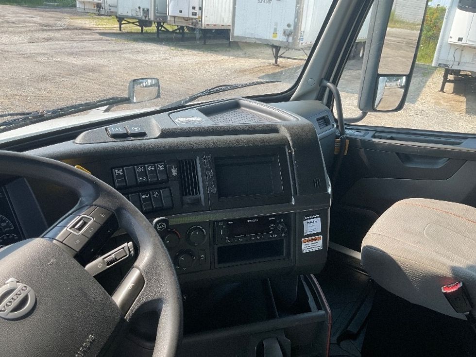 Sleeper Tractor-Heavy Duty Tractors-Volvo-2023-VNL64760-Pharr-TX-428,341\n\t\tmiles-$ 94,250 - Image 10