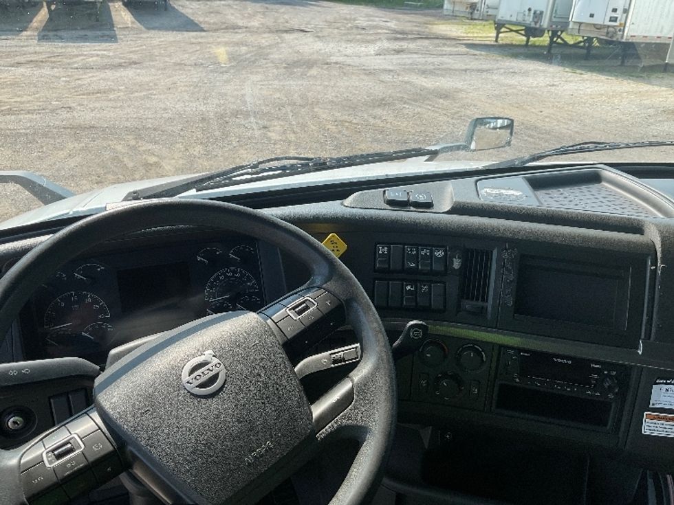 Sleeper Tractor-Heavy Duty Tractors-Volvo-2023-VNL64760-Pharr-TX-428,341\n\t\tmiles-$ 94,250 - Image 11