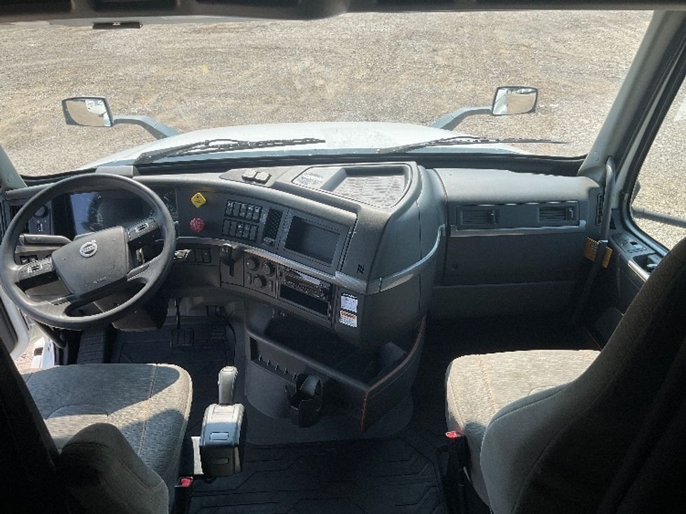 Sleeper Tractor-Heavy Duty Tractors-Volvo-2023-VNL64760-Pharr-TX-428,341\n\t\tmiles-$ 94,250 - Image 12