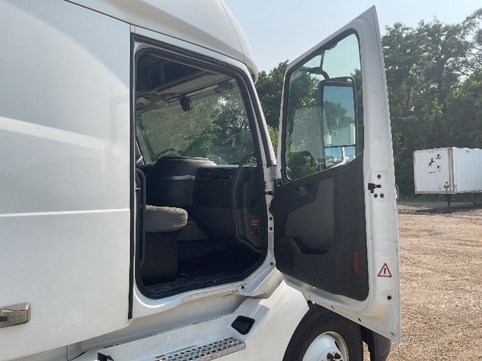 Sleeper Tractor-Heavy Duty Tractors-Volvo-2023-VNL64760-Pharr-TX-428,341\n\t\tmiles-$ 94,250 - Image 13