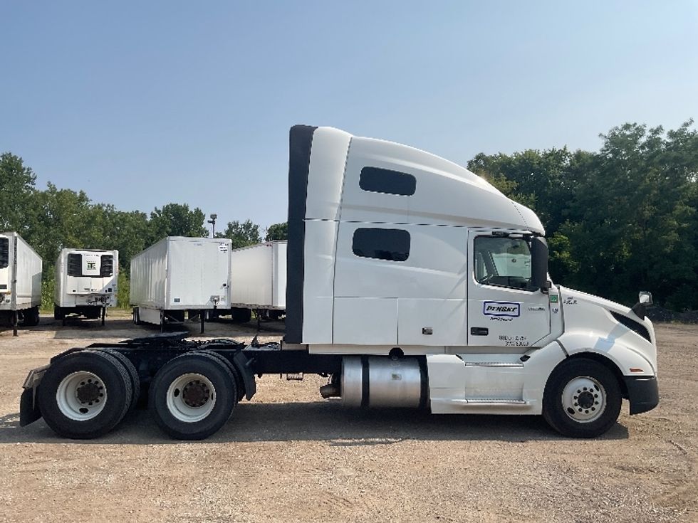 Sleeper Tractor-Heavy Duty Tractors-Volvo-2023-VNL64760-Pharr-TX-428,341\n\t\tmiles-$ 94,250 - Image 8