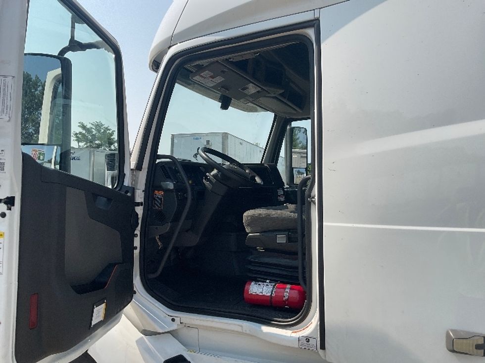 Sleeper Tractor-Heavy Duty Tractors-Volvo-2023-VNL64760-Pharr-TX-428,341\n\t\tmiles-$ 94,250 - Image 9