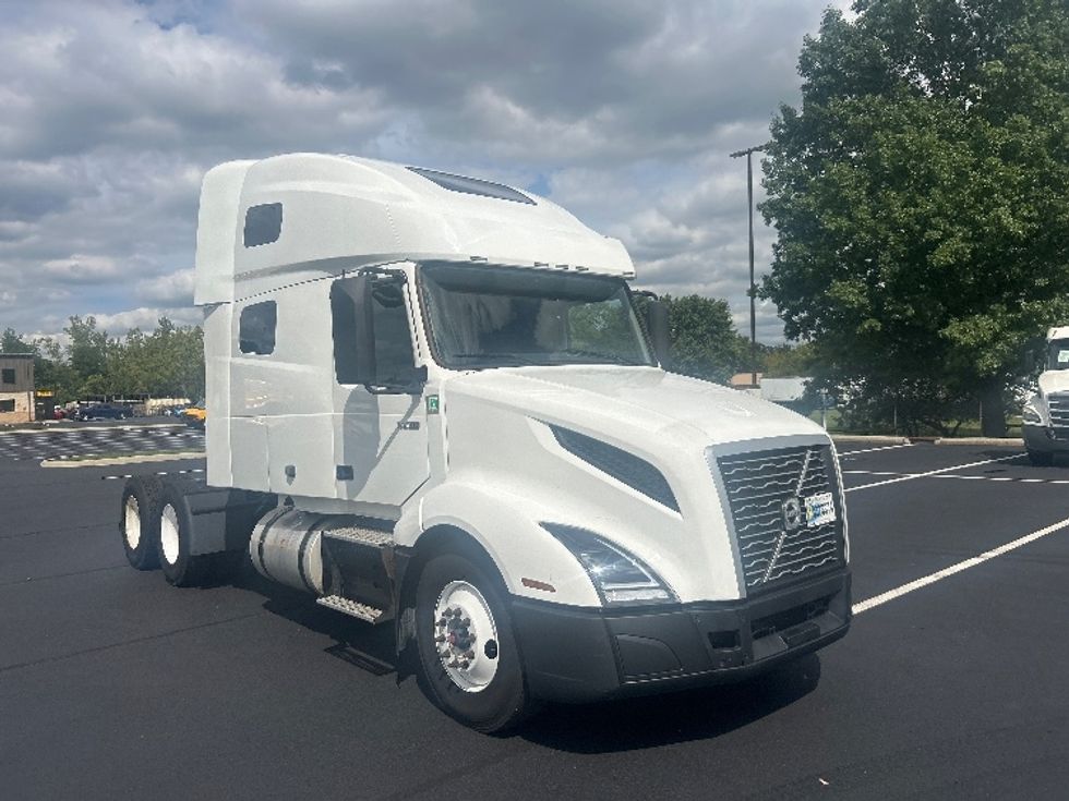 Sleeper Tractor-Heavy Duty Tractors-Volvo-2023-VNL64760-Piqua-OH-504,752\n\t\tmiles-$ 87,500 - Image 1