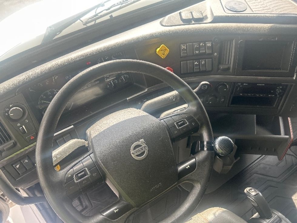 Sleeper Tractor-Heavy Duty Tractors-Volvo-2023-VNL64760-Piqua-OH-504,752\n\t\tmiles-$ 87,500 - Image 10