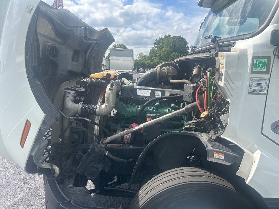 Sleeper Tractor-Heavy Duty Tractors-Volvo-2023-VNL64760-Piqua-OH-504,752\n\t\tmiles-$ 87,500 - Image 21