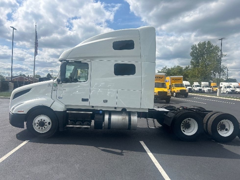 Sleeper Tractor-Heavy Duty Tractors-Volvo-2023-VNL64760-Piqua-OH-504,752\n\t\tmiles-$ 87,500 - Image 4
