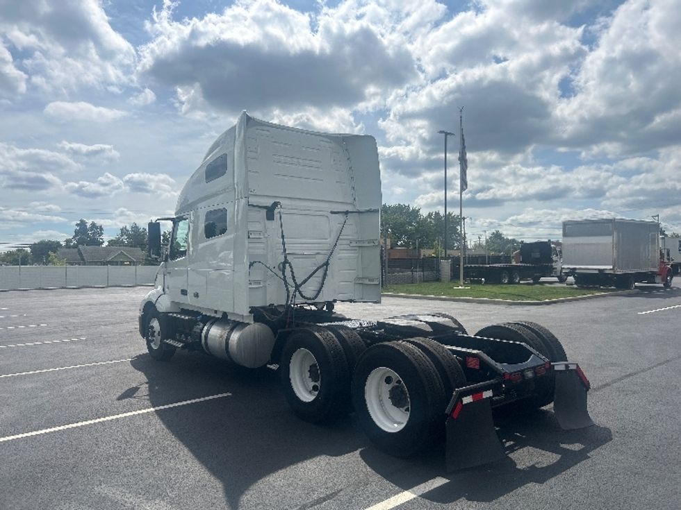 Sleeper Tractor-Heavy Duty Tractors-Volvo-2023-VNL64760-Piqua-OH-504,752\n\t\tmiles-$ 87,500 - Image 5