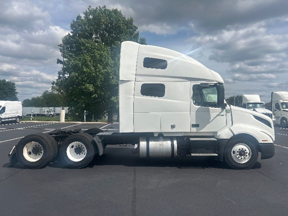 Sleeper Tractor-Heavy Duty Tractors-Volvo-2023-VNL64760-Piqua-OH-504,752\n\t\tmiles-$ 87,500 - Image 8