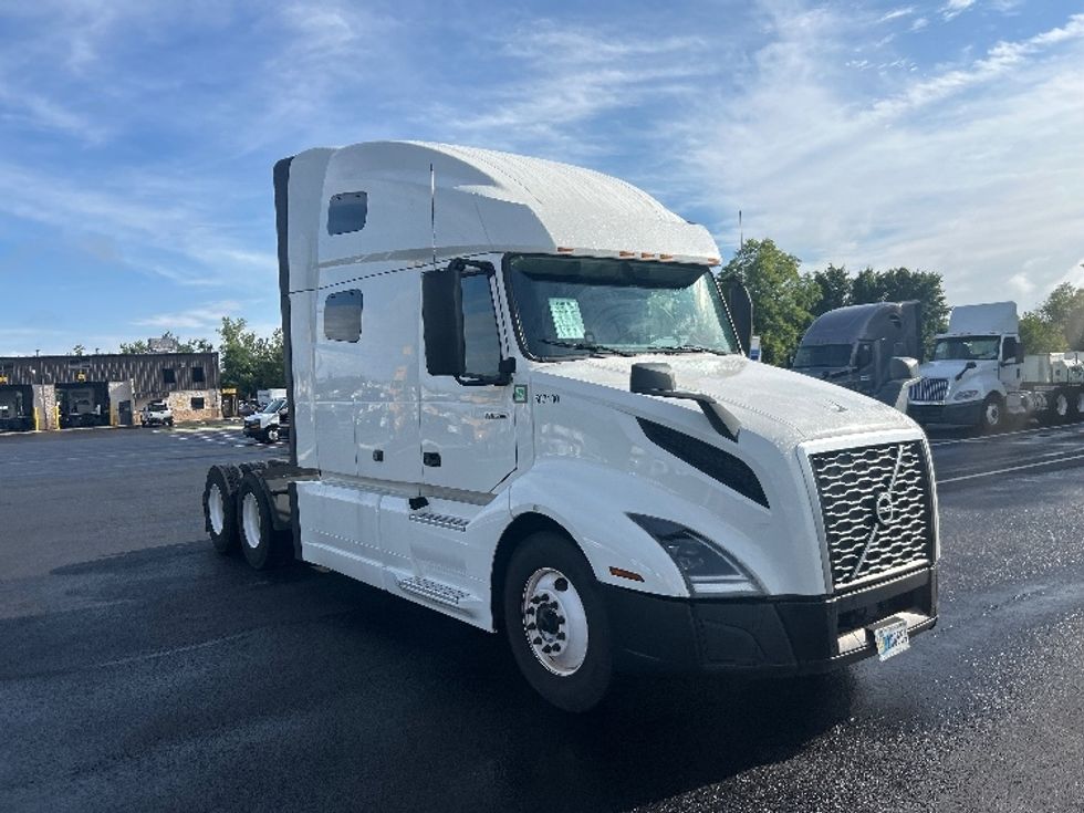 Sleeper Tractor-Heavy Duty Tractors-Volvo-2023-VNL64760-Piqua-OH-581,265\n\t\tmiles-$ 76,500 - Image 1