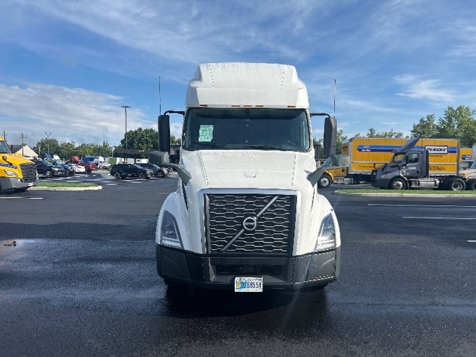 Sleeper Tractor-Heavy Duty Tractors-Volvo-2023-VNL64760-Piqua-OH-581,265\n\t\tmiles-$ 76,500 - Image 2