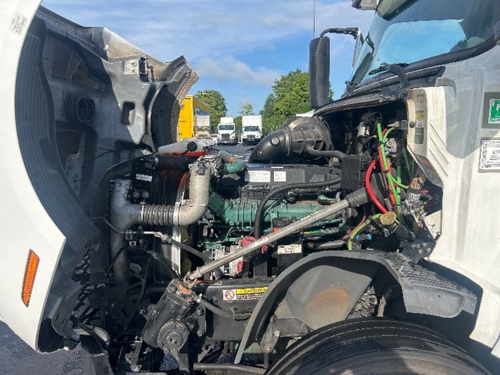 Sleeper Tractor-Heavy Duty Tractors-Volvo-2023-VNL64760-Piqua-OH-581,265\n\t\tmiles-$ 76,500 - Image 21