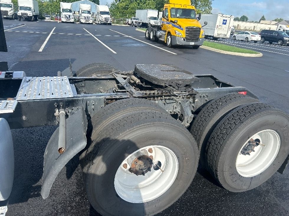 Sleeper Tractor-Heavy Duty Tractors-Volvo-2023-VNL64760-Piqua-OH-581,265\n\t\tmiles-$ 76,500 - Image 22