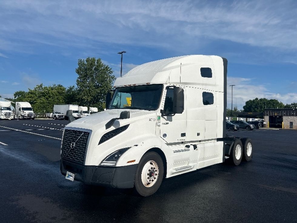 Sleeper Tractor-Heavy Duty Tractors-Volvo-2023-VNL64760-Piqua-OH-581,265\n\t\tmiles-$ 76,500 - Image 3