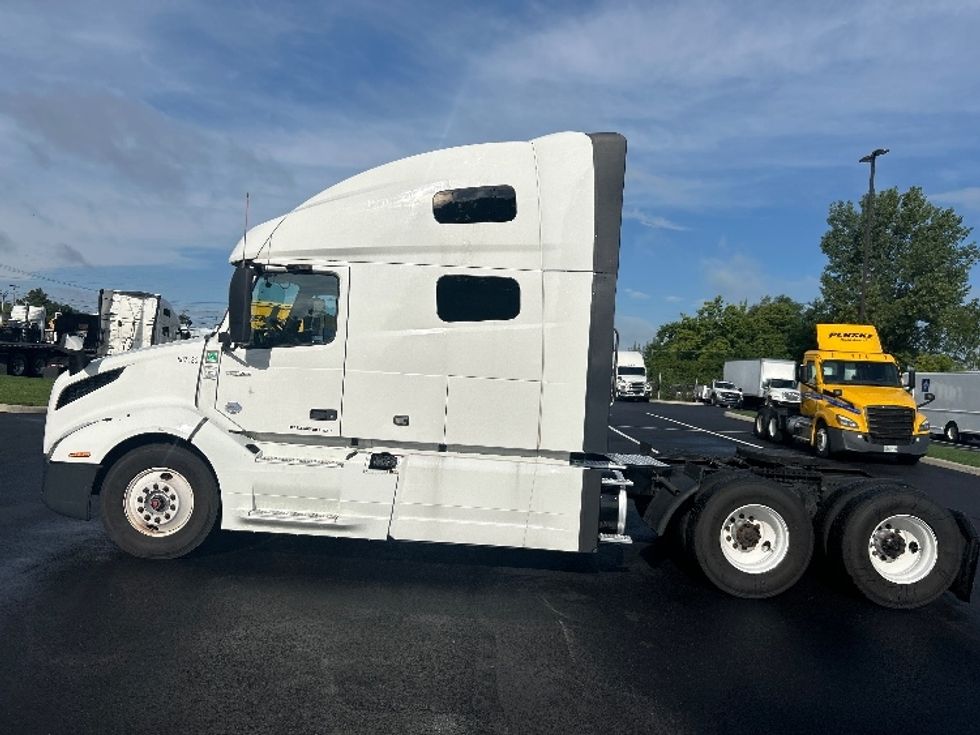 Sleeper Tractor-Heavy Duty Tractors-Volvo-2023-VNL64760-Piqua-OH-581,265\n\t\tmiles-$ 76,500 - Image 4