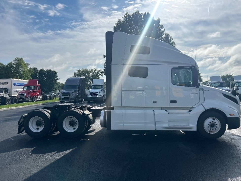 Sleeper Tractor-Heavy Duty Tractors-Volvo-2023-VNL64760-Piqua-OH-581,265\n\t\tmiles-$ 76,500 - Image 8