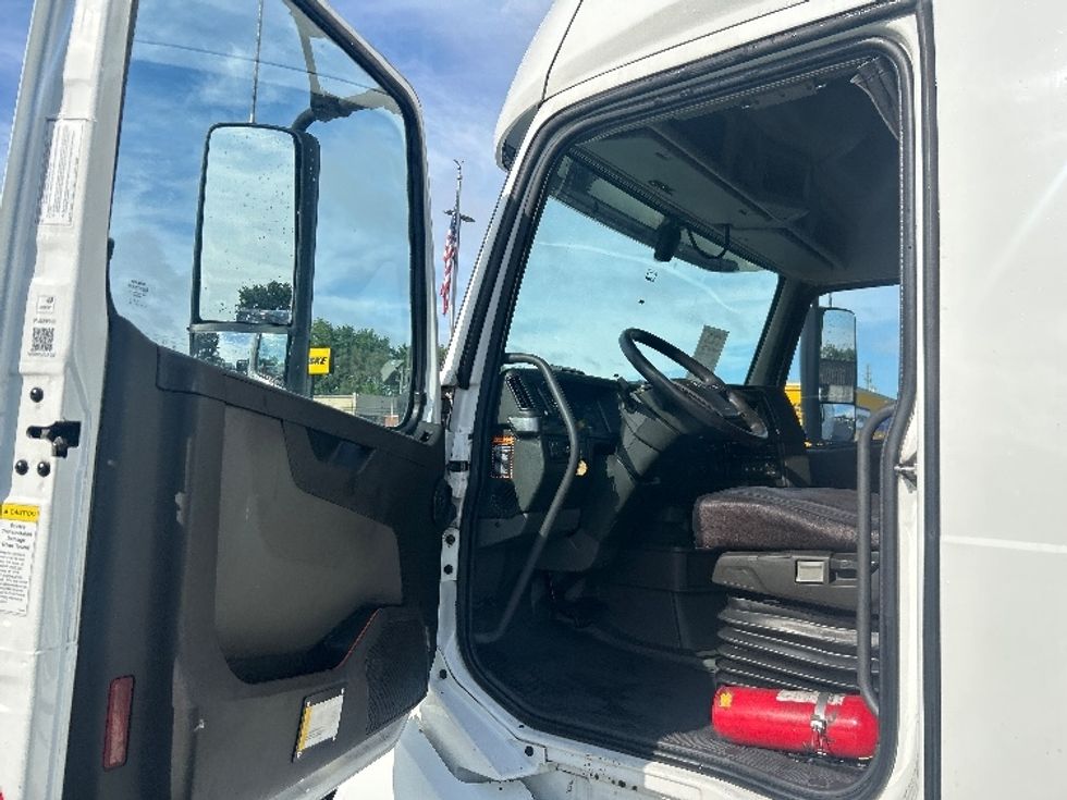Sleeper Tractor-Heavy Duty Tractors-Volvo-2023-VNL64760-Piqua-OH-581,265\n\t\tmiles-$ 76,500 - Image 9