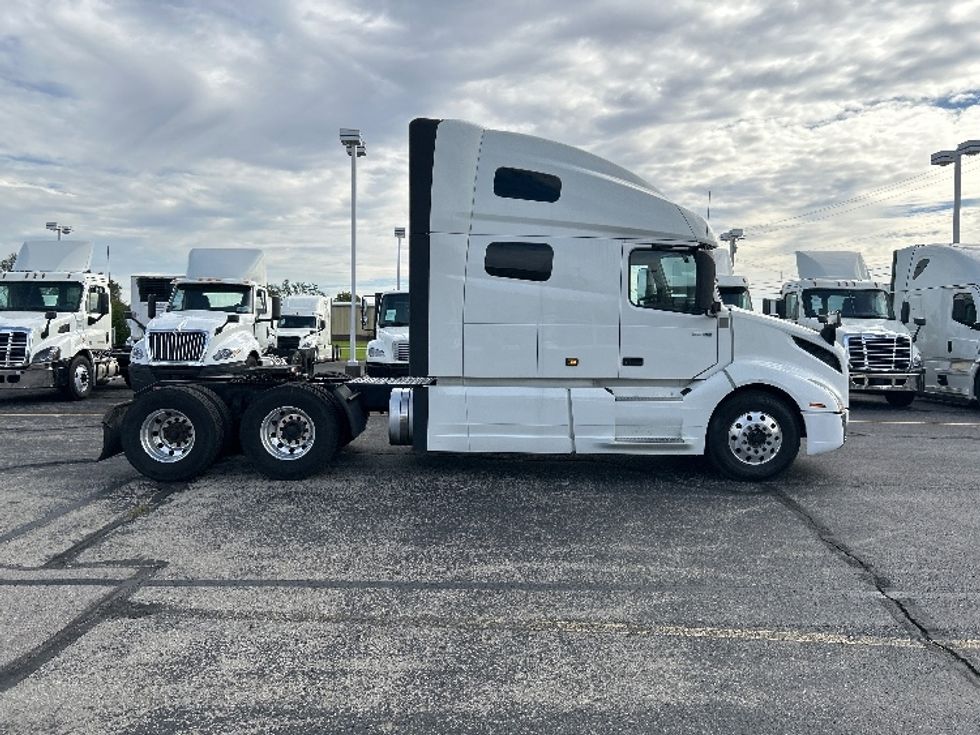 Sleeper Tractor-Heavy Duty Tractors-Volvo-2023-VNL64760-Piqua-OH-598,844\n\t\tmiles-$ 76,000 - Image 8