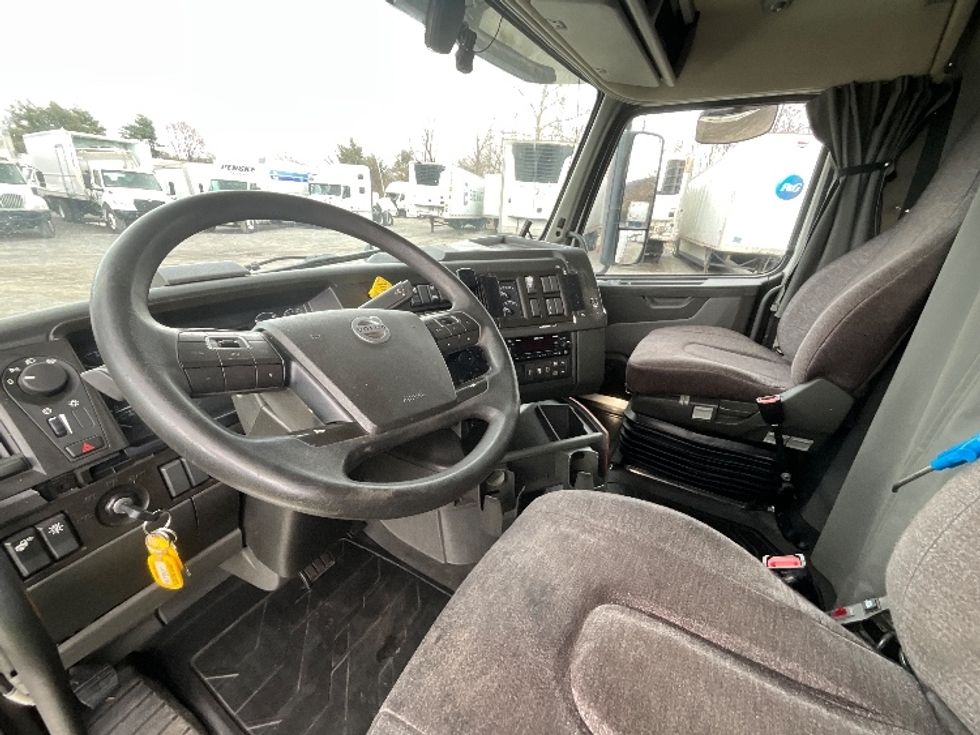 Sleeper Tractor-Heavy Duty Tractors-Volvo-2023-VNL64760-Reading-PA-562,148\n\t\tmiles-$ 67,000 - Image 10