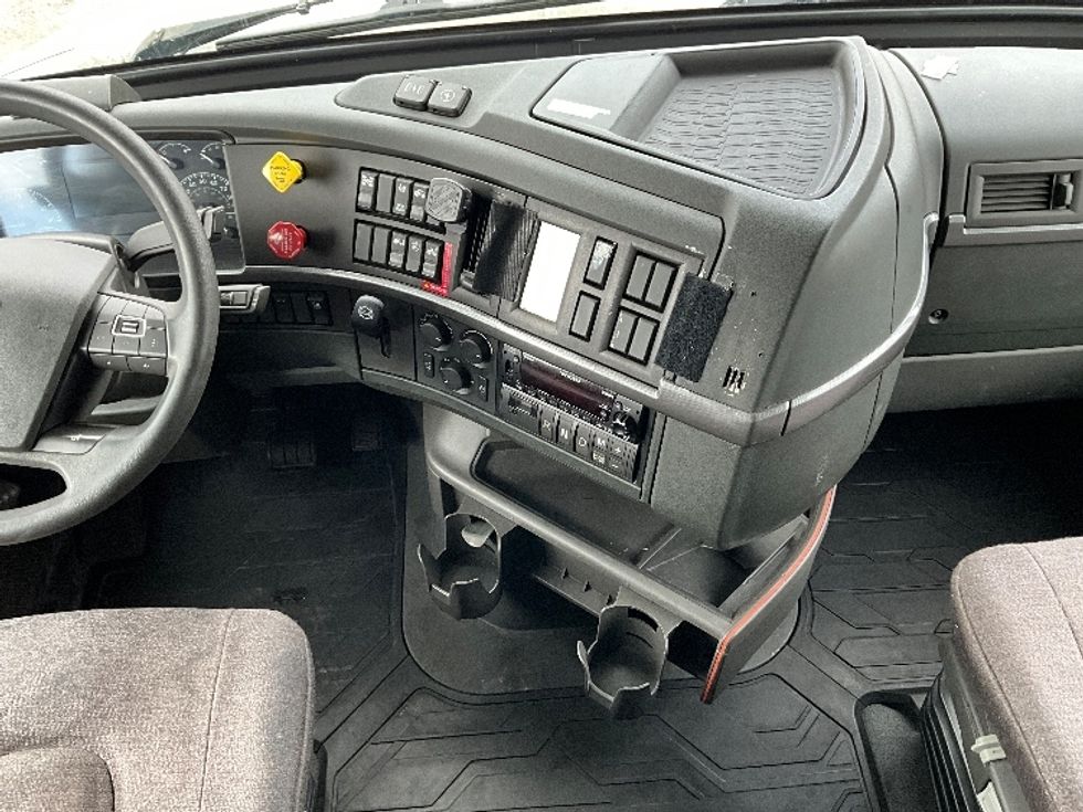 Sleeper Tractor-Heavy Duty Tractors-Volvo-2023-VNL64760-Reading-PA-562,148\n\t\tmiles-$ 67,000 - Image 12