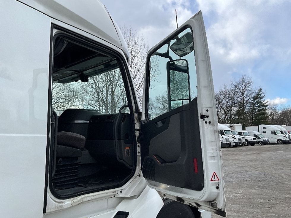 Sleeper Tractor-Heavy Duty Tractors-Volvo-2023-VNL64760-Reading-PA-562,148\n\t\tmiles-$ 67,000 - Image 13