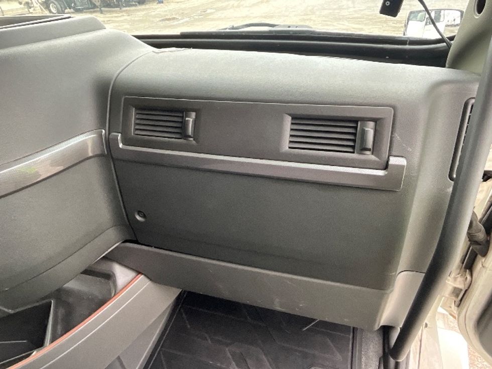 Sleeper Tractor-Heavy Duty Tractors-Volvo-2023-VNL64760-Reading-PA-562,148\n\t\tmiles-$ 67,000 - Image 14