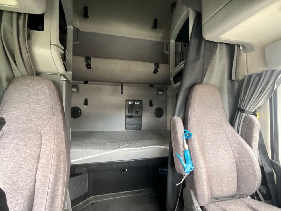 Sleeper Tractor-Heavy Duty Tractors-Volvo-2023-VNL64760-Reading-PA-562,148\n\t\tmiles-$ 67,000 - Image 16