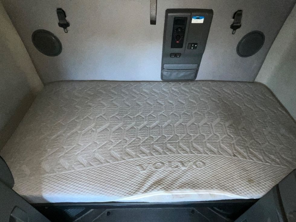 Sleeper Tractor-Heavy Duty Tractors-Volvo-2023-VNL64760-Reading-PA-562,148\n\t\tmiles-$ 67,000 - Image 17