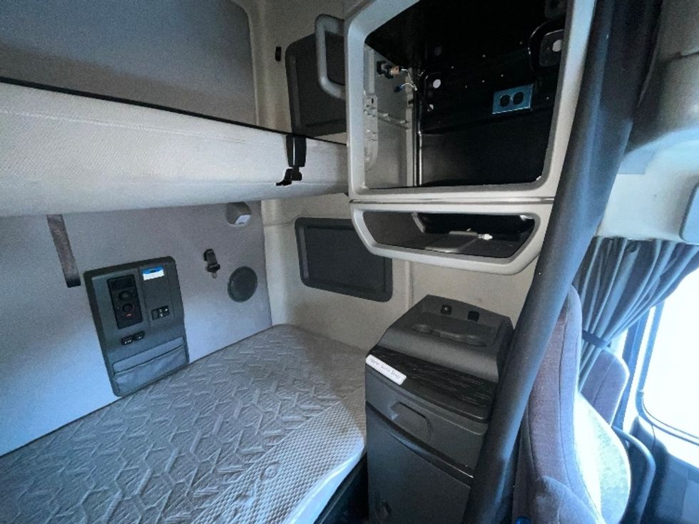 Sleeper Tractor-Heavy Duty Tractors-Volvo-2023-VNL64760-Reading-PA-562,148\n\t\tmiles-$ 67,000 - Image 18