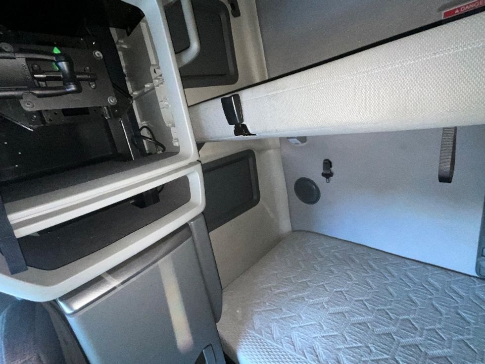 Sleeper Tractor-Heavy Duty Tractors-Volvo-2023-VNL64760-Reading-PA-562,148\n\t\tmiles-$ 67,000 - Image 19