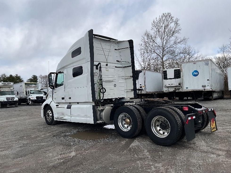 Sleeper Tractor-Heavy Duty Tractors-Volvo-2023-VNL64760-Reading-PA-562,148\n\t\tmiles-$ 67,000 - Image 5