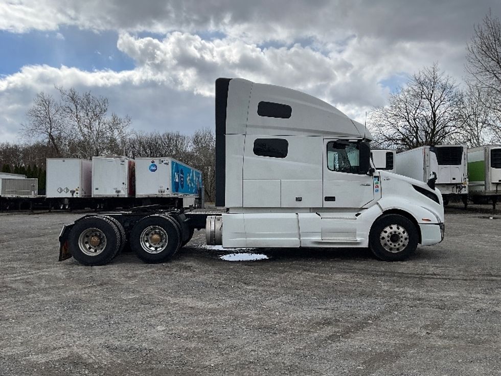 Sleeper Tractor-Heavy Duty Tractors-Volvo-2023-VNL64760-Reading-PA-562,148\n\t\tmiles-$ 67,000 - Image 8