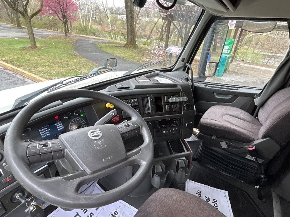 Sleeper Tractor-Heavy Duty Tractors-Volvo-2023-VNL64760-Reading-PA-664,335\n\t\tmiles-$ 58,500 - Image 10