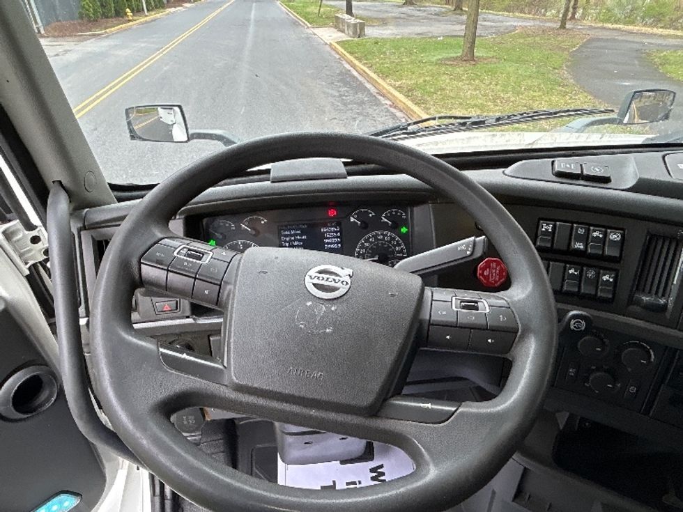 Sleeper Tractor-Heavy Duty Tractors-Volvo-2023-VNL64760-Reading-PA-664,335\n\t\tmiles-$ 58,500 - Image 11