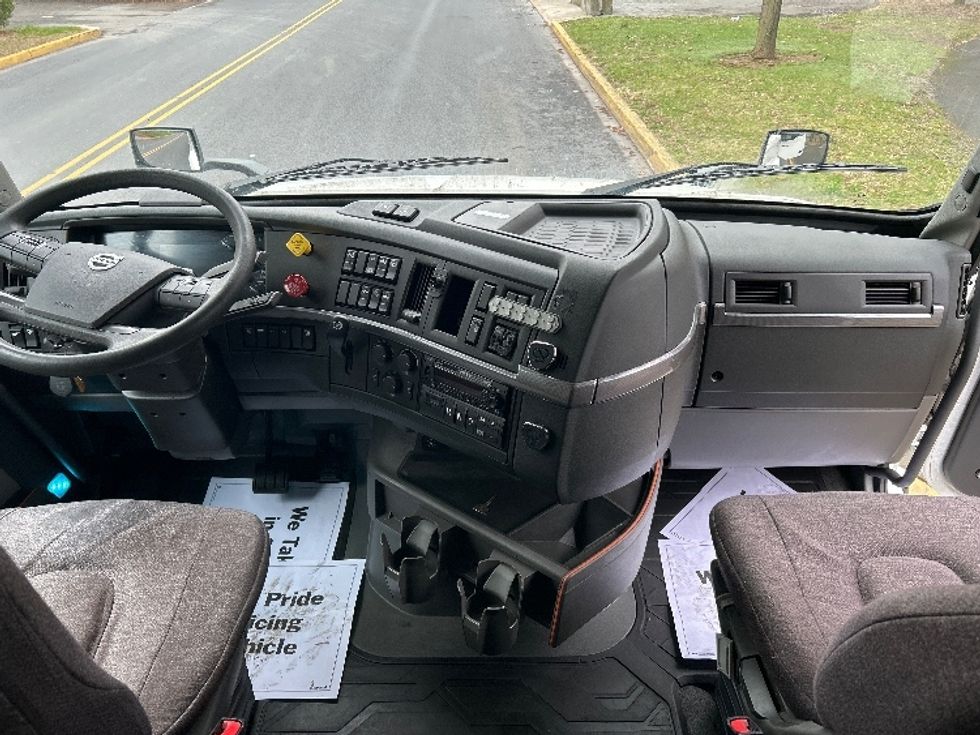 Sleeper Tractor-Heavy Duty Tractors-Volvo-2023-VNL64760-Reading-PA-664,335\n\t\tmiles-$ 58,500 - Image 12