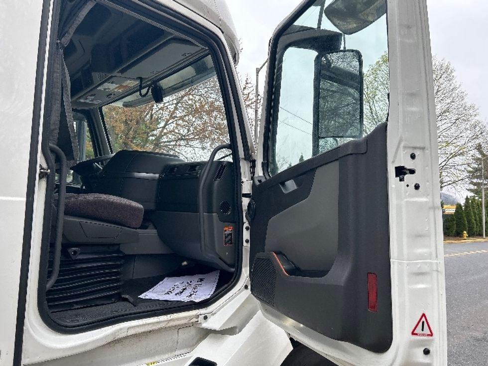 Sleeper Tractor-Heavy Duty Tractors-Volvo-2023-VNL64760-Reading-PA-664,335\n\t\tmiles-$ 58,500 - Image 13